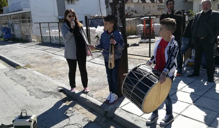 Με λύρες και νταούλια υποδεχόταν ποντιακός σύλλογος τους δρομείς στον αγώνα «Τρέχω για την Κατερίνη» (βίντεο, φωτο)