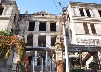 Μετά από 28 χρόνια σιωπής ανακαινίζεται σχολείο του Χρυσοστόμου Σμύρνης, στην Τρίγλια