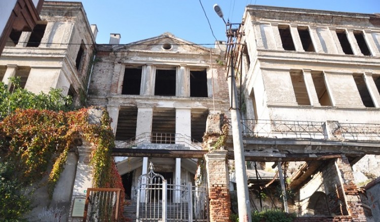 Μετά από 28 χρόνια σιωπής ανακαινίζεται σχολείο του Χρυσοστόμου Σμύρνης, στην Τρίγλια