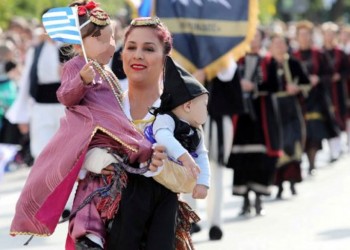 Πόντια μητέρα με τα μωρά της αγκαλιά στην παρέλαση της 28ης Οκτωβρίου