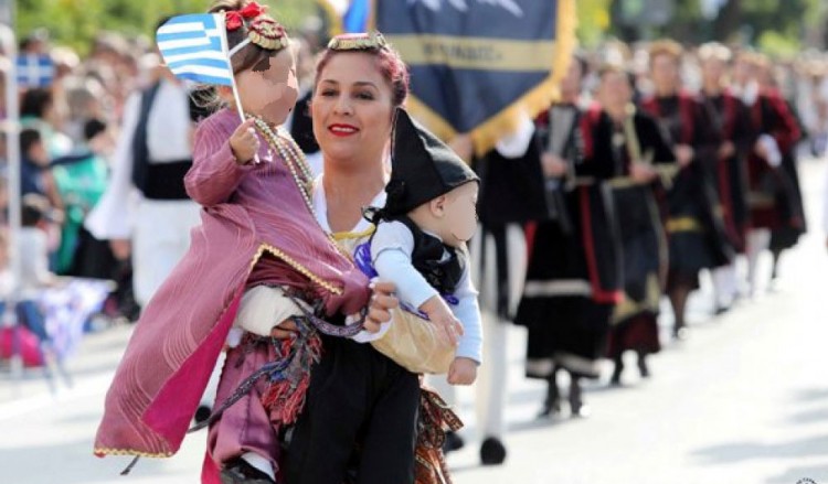 Πόντια μητέρα με τα μωρά της αγκαλιά στην παρέλαση της 28ης Οκτωβρίου