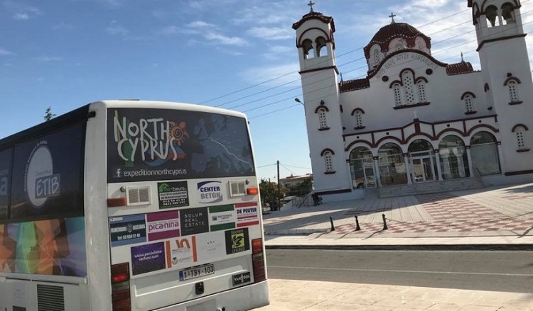 Πούλμαν που προπαγανδίζει το ψευδοκράτος ως τουριστικό προορισμό διέσχισε και την Ελλάδα