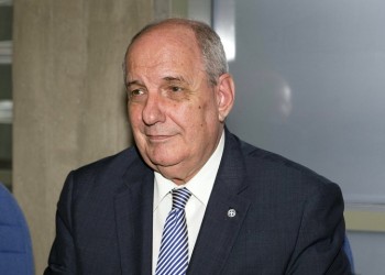 Ο Τ. Κουίκ στα γραφεία και το σχολείο της ελληνικής κοινότητας του Παλέρμο
