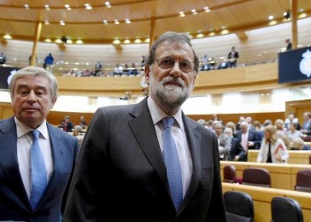 Η Ισπανία αναλαμβάνει τη διοίκηση της Καταλονίας