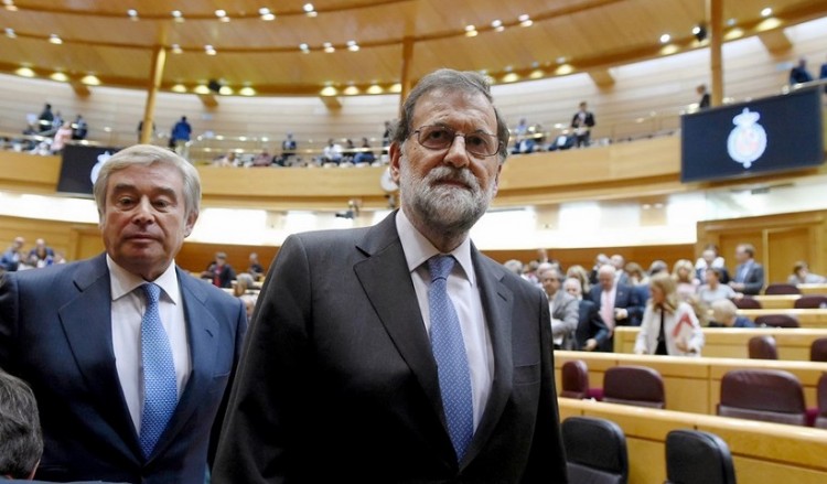 Η Ισπανία αναλαμβάνει τη διοίκηση της Καταλονίας