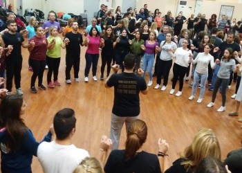 Διασκεδάζουν οι χορευτές του ΣΠΟΣ Θεσσαλονίκης στις πρόβες για το φεστιβάλ (βίντεο)