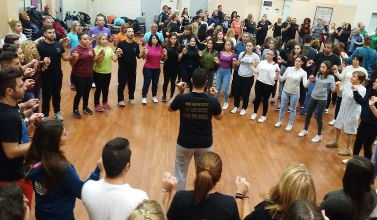 Διασκεδάζουν οι χορευτές του ΣΠΟΣ Θεσσαλονίκης στις πρόβες για το φεστιβάλ (βίντεο)