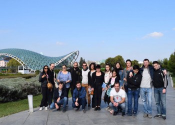 Νέοι της Γερμανίας και της Γεωργίας χορεύουν ποντιακά στο κέντρο της Τιφλίδας (βίντεο)