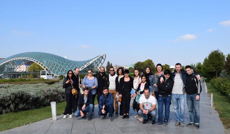 Νέοι της Γερμανίας και της Γεωργίας χορεύουν ποντιακά στο κέντρο της Τιφλίδας (βίντεο)