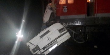 Πολύνεκρη σύγκρουση λεωφορείου με τρένο στη Ρωσία