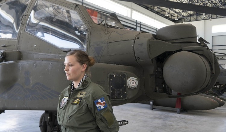 Μια γυναίκα στα Απάτσι – Η επιλοχίας Αεροπορίας Στρατού Όλγα Τσακνάκη (φωτο)