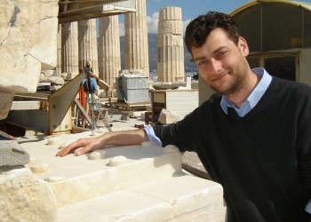 Ο Έλληνας κυνηγός κλεμμένων αρχαιοτήτων εντόπισε δύο αρχαιοελληνικά αγγεία