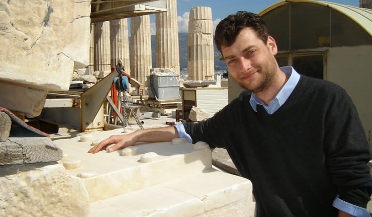 Ο Έλληνας κυνηγός κλεμμένων αρχαιοτήτων εντόπισε δύο αρχαιοελληνικά αγγεία