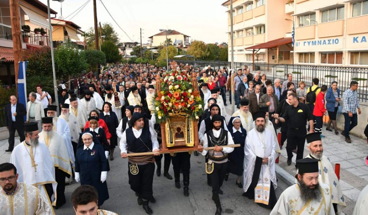 Η ιερή εικόνα της Παναγίας Σουμελά στην Κατερίνη – Χιλιάδες πιστοί σπεύδουν να προσκυνήσουν τη Χάρη Της