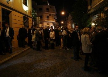 Σιωπηλή διαμαρτυρία δικηγόρων έξω από γραφείο του Μιχάλη Ζαφειρόπουλου