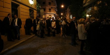 Σιωπηλή διαμαρτυρία δικηγόρων έξω από γραφείο του Μιχάλη Ζαφειρόπουλου