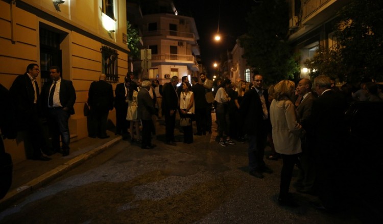 Σιωπηλή διαμαρτυρία δικηγόρων έξω από γραφείο του Μιχάλη Ζαφειρόπουλου