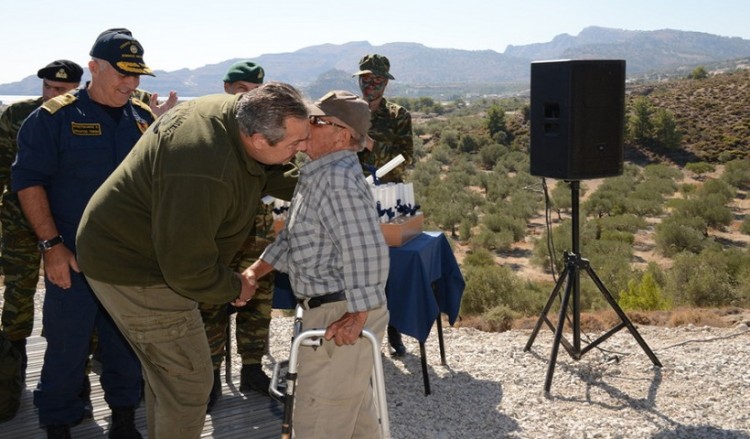 Είναι 92 ετών, πρώην καταδρομέας και ο μεγαλύτερος σε ηλικία εθνοφύλακας