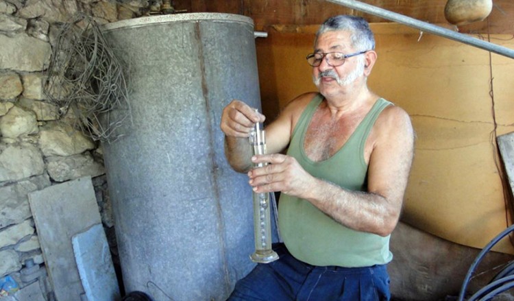 Γραδάροντας τη ζιβανία – Η ιεροτελεστία της απόσταξης