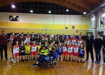Η γυναικεία ομάδα βόλεϊ της ΑΕΚ τίμησε τη Μυρτώ (βίντεο)