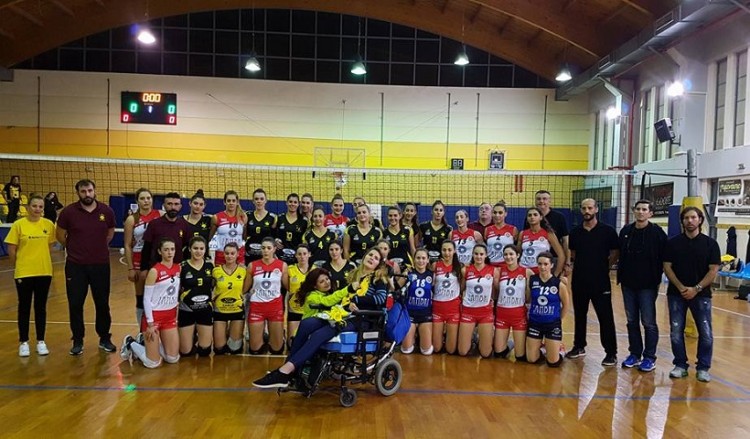 Η γυναικεία ομάδα βόλεϊ της ΑΕΚ τίμησε τη Μυρτώ (βίντεο)
