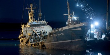 Ανελκύθηκε το «Αγία Ζώνη ΙΙ» 2,5 μήνες μετά το ναυάγιο (φωτο)