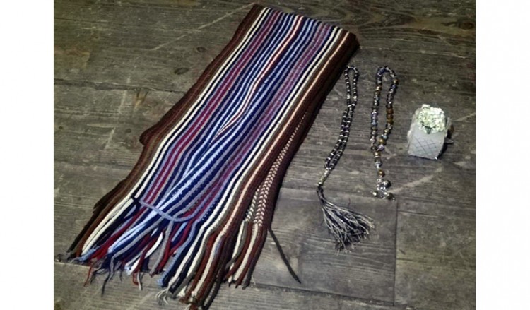 Πατρίδα, οικογένεια κι αγάπη – Ένα κεράκι από τη Συρία και μια υπόσχεση για ένα κομπολόι