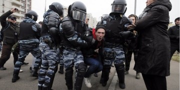 Ρωσία: Εκατοντάδες συλλήψεις σε διαδηλώσεις κατά του Πούτιν