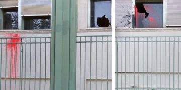 Ρουβίκωνας και στη Λάρισα: Επίθεση με μπογιές στο Δικαστικό Μέγαρο (βίντεο)