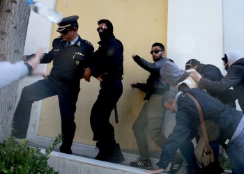 Συγγενείς επιτέθηκαν ξανά στον κατηγορούμενο για τη δολοφονία της Δώρας Ζέμπερη (βίντεο)