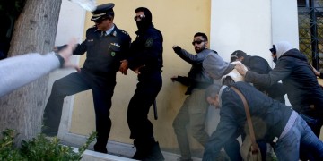 Συγγενείς επιτέθηκαν ξανά στον κατηγορούμενο για τη δολοφονία της Δώρας Ζέμπερη (βίντεο)