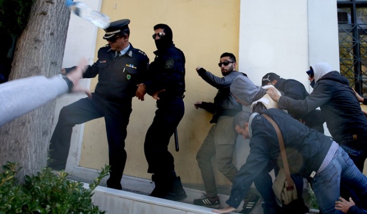 Συγγενείς επιτέθηκαν ξανά στον κατηγορούμενο για τη δολοφονία της Δώρας Ζέμπερη (βίντεο)