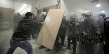 Επεισόδια στο Ειρηνοδικείο Αθηνών για τους πλειστηριασμούς