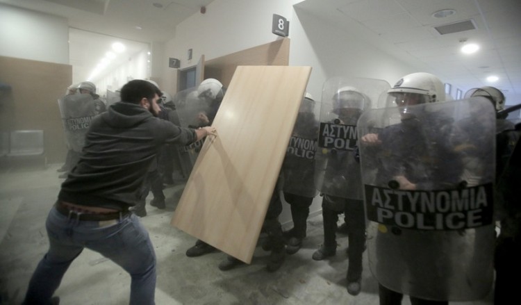 Επεισόδια στο Ειρηνοδικείο Αθηνών για τους πλειστηριασμούς