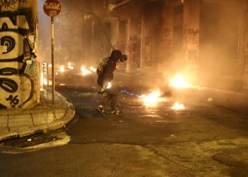 Γυναίκα τραυματίστηκε από φωτοβολίδα στα Εξάρχεια – Επεισόδια μετά την πορεία για το Πολυτεχνείο
