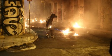 Γυναίκα τραυματίστηκε από φωτοβολίδα στα Εξάρχεια – Επεισόδια μετά την πορεία για το Πολυτεχνείο