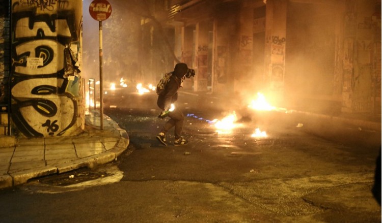Γυναίκα τραυματίστηκε από φωτοβολίδα στα Εξάρχεια – Επεισόδια μετά την πορεία για το Πολυτεχνείο