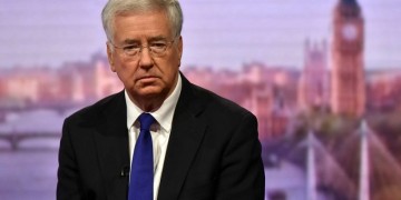 Παραιτήθηκε ο Βρετανός υπουργός Άμυνας Μάικλ Φάλον έπειτα από καταγγελίες για σεξουαλική παρενόχληση