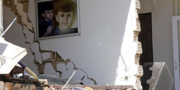 Σεισμός Ιράν: Μάχη με το χρόνο και το ψύχος, εκατοντάδες νεκροί (βίντεο)