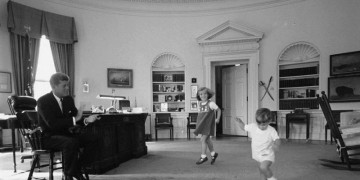 ΗΠΑ: Απόρρητα για ακόμα τρία χρόνια κάποια έγγραφα για τη δολοφονία του Τζον Φ. Κένεντι