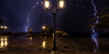 Πάνω από 270 κεραυνοί χθες στην Αθήνα (βίντεο)