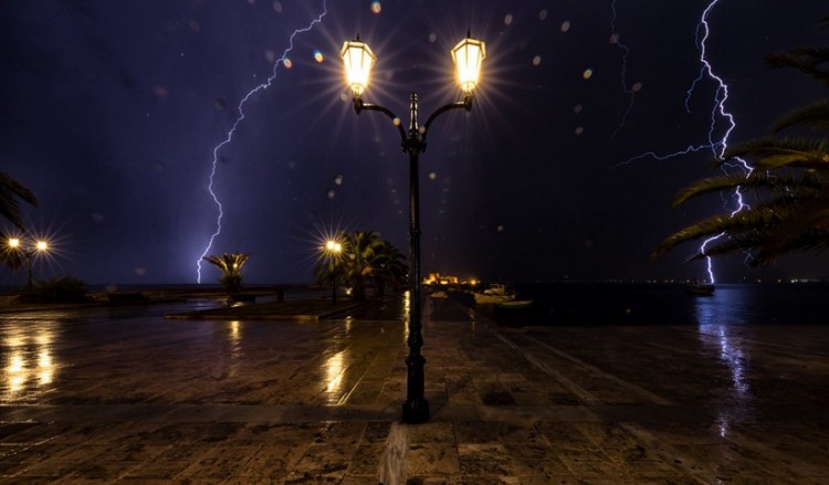 Πάνω από 270 κεραυνοί χθες στην Αθήνα (βίντεο)