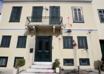 Επίθεση αντιεξουσιαστών με μπογιές στην εταιρεία δικαστικών μελετών στην Πλάκα