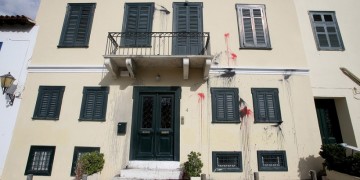 Επίθεση αντιεξουσιαστών με μπογιές στην εταιρεία δικαστικών μελετών στην Πλάκα