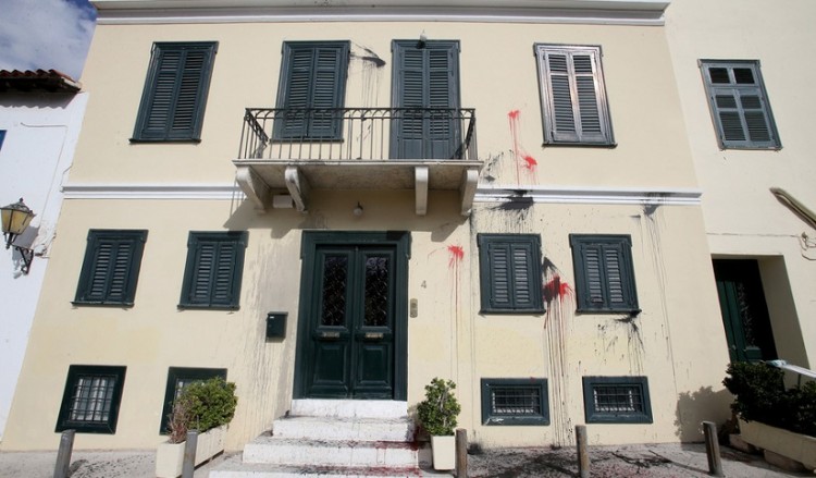 Επίθεση αντιεξουσιαστών με μπογιές στην εταιρεία δικαστικών μελετών στην Πλάκα