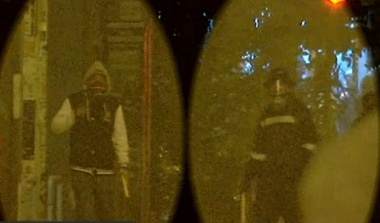 Δύο κουκουλοφόρους αναζητά η ΕΛΑΣ για τη φωτοβολίδα στη δικηγόρο