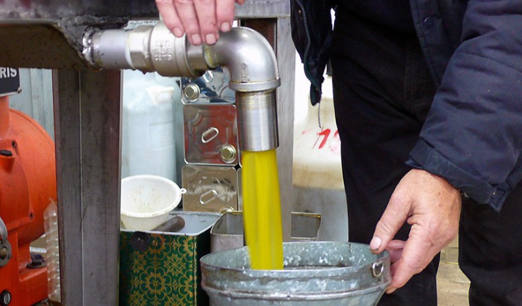 Εξαρθρώθηκε εγκληματική οργάνωση για νοθεία λαδιού