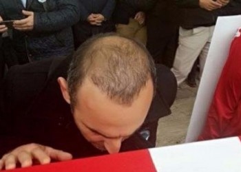 Ασπάστηκε το φέρετρο του Ναΐμ Σουλεϊμάνογλου ο Βαλέριος Λεωνίδης