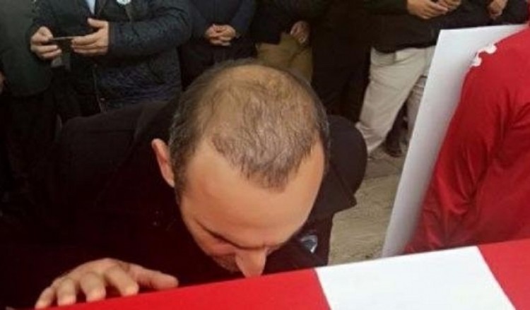 Ασπάστηκε το φέρετρο του Ναΐμ Σουλεϊμάνογλου ο Βαλέριος Λεωνίδης
