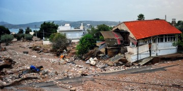 (Φωτ. αρχείου από τις πλημμύρες στη Μάνδρα τον Νοέμβριο του 2017)